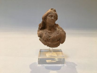 null Petit buste de femme en terre cuite sur socle

haut.: 11 cm