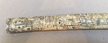 null Wakisashi made of bone, carved decoration of characters

Japan, circa 1900

Broken,...