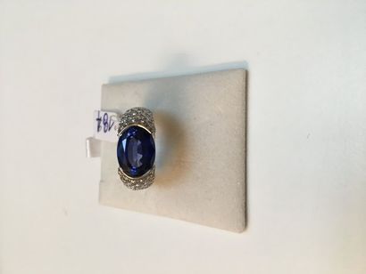 null Ring in 750 thousandths white gold, set with a facetted oval blue stone in closed...