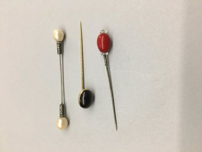 null 750-thousandths gold tie pin decorated with a garnet cabochon. Gross weight:...