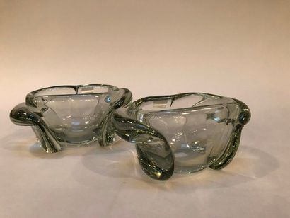 NAVARRE Henri (1885-1971) Deux coupes en épais verre blanc transparent à deux anses...