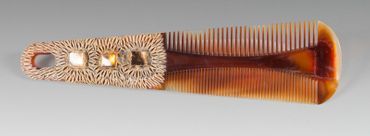 VAUTRIN Line (1913-1997) Talosel comb with six cabochons on the handle.

Unsigned

Length:...