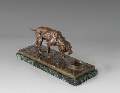 null Prosper LECOURTIER (1855-1924)
Chien à la gamelle
Bronze à patine brune signé...