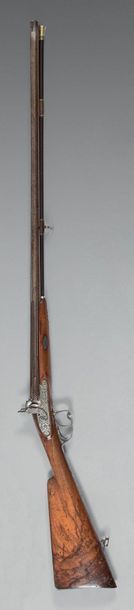 null Beautiful shotgun with percussion, double barrel in table with grooves in relief...
