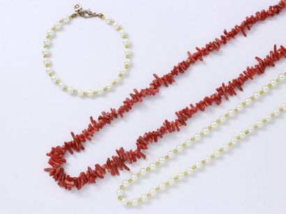 null 									
Lot consisting of necklace decorated with a fall of coral sticks,...