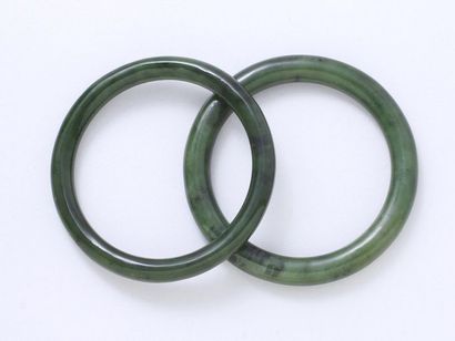 null 									
Lot composé de 2 bracelets joncs rigides en jade néphrite.
			Diam...