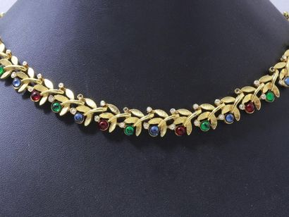 null 									
Collier articulé en métal doré, les maillons à décor feuillagé rehaussés...