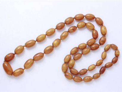 null 									
Necklace composed of a fall of amber
 beads.95 cm long approx.			...