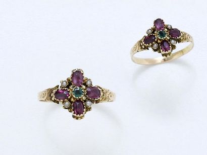 null 									
Bague en or 375 millièmes, stylisant une fleurette rehaussée de pierres...