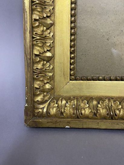 null Wooden frame and gilded paste decorated with pearl grapes and acanthus frieze

Louis...