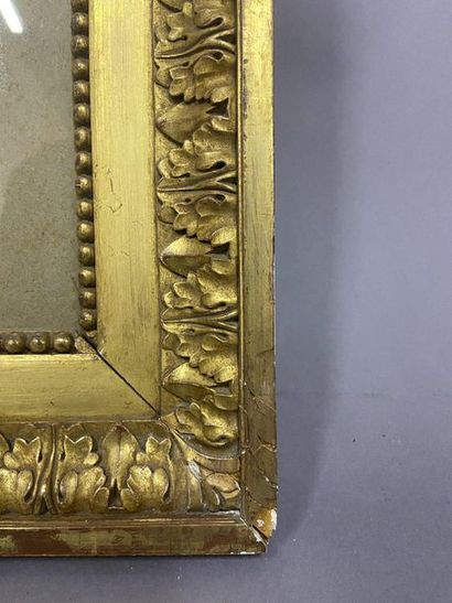 null Wooden frame and gilded paste decorated with pearl grapes and acanthus frieze

Louis...