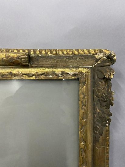 null Sculpted and gilded oak frame with floral corner decoration

Louis XIV period

31...