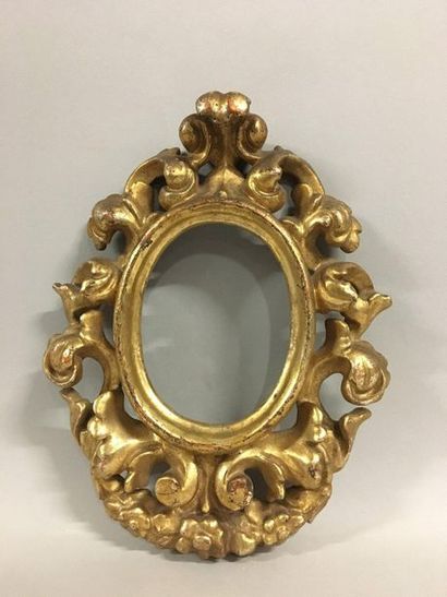 null Cadre ovale monoxyle en bois sculpté et doré à décor floral baroque ajouré

Italie,...
