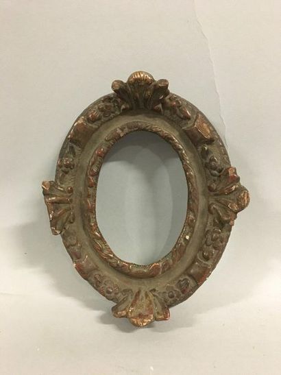 null Monoxyl oval wooden frame, formerly gilded, decorated with flowers and palmettes

France,...