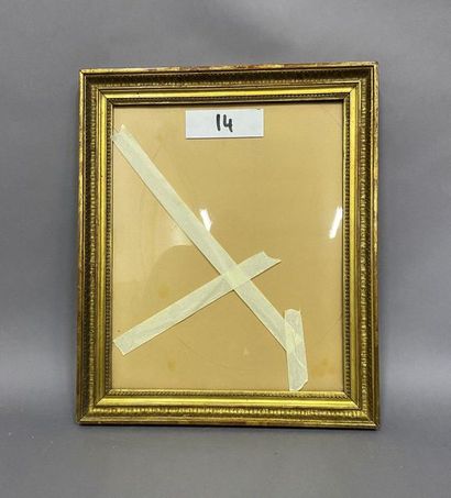 null Baguette en bois et pâte doré dite à double gorge 

Epoque Empire 

38 x 30,5...