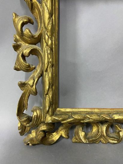 null Carved and openworked gilded linden frame with scroll decoration 

Italy, 18th...