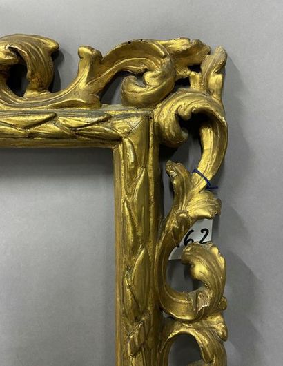 null Cadre en tilleul sculpté et ajouré, doré à décor de rinceaux 

Italie, XVIIIème...