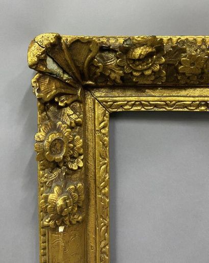 null Sculpted and gilded oak frame with flower and fleur-de-lys corner decoration

Late...