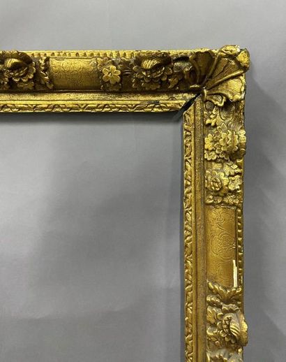 null Sculpted and gilded oak frame with flower and fleur-de-lys corner decoration

Late...