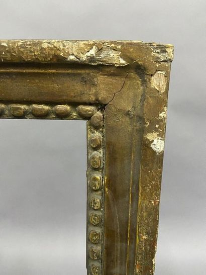 null Baguette en bois sculpté et doré à décor de rais de perles

Epoque Louis XVI

58...