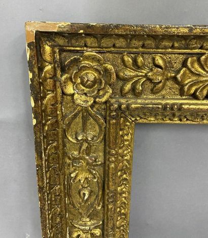 null Carved and gilded wood frame with rich decoration of foliage and mantling 

Italian...