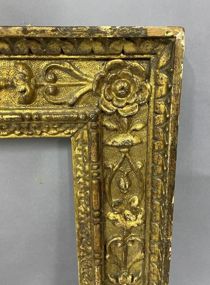 null Carved and gilded wood frame with rich decoration of foliage and mantling 

Italian...