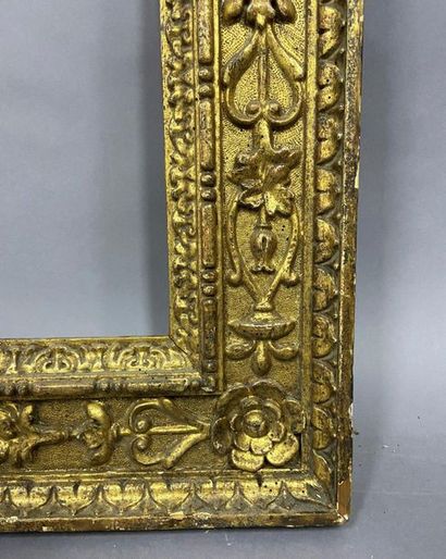 null Carved and gilded wood frame with rich decoration of foliage and mantling 

Italian...