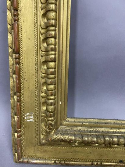 null Sculpted and gilded lindenwood frame with a frieze of water leaves and gadroons

Italy...
