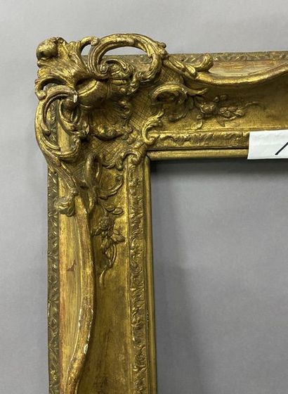 null Sculpted and gilded oak frame with beautiful openwork Rococo shells and pig...