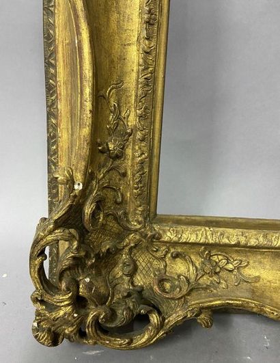 null Sculpted and gilded oak frame with beautiful openwork Rococo shells and pig...