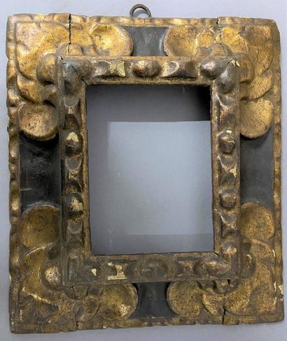 null Sculpted and gilded and blackened fir wood frame with large water leaves decoration

Spain,...