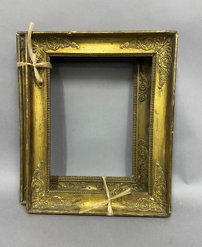 null Set of two wooden and gilded paste frames with palmette decoration

Restoration...