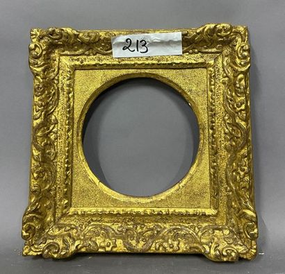 null Carved and gilded wood frame with round view

England, 18th century

Diam: 17.5...