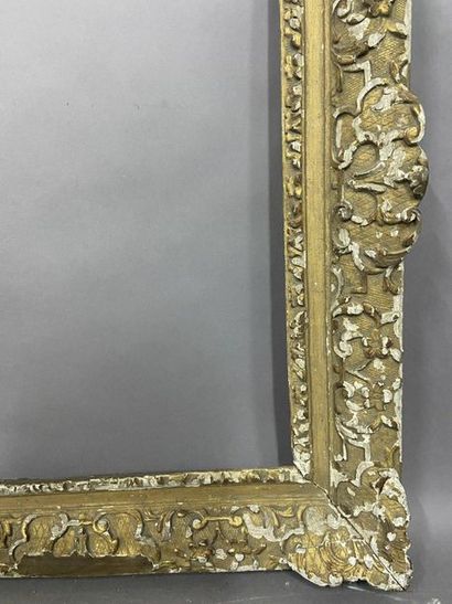 null Cadre en chêne sculpté et anciennement doré à décor Bérain, 

Epoque Louis XIV

34...