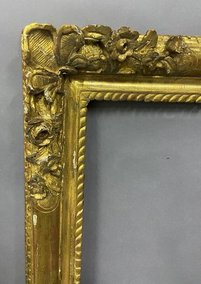 null Carved and gilded wooden frame with corner decoration of flowers and fleur-de-lys

Late...