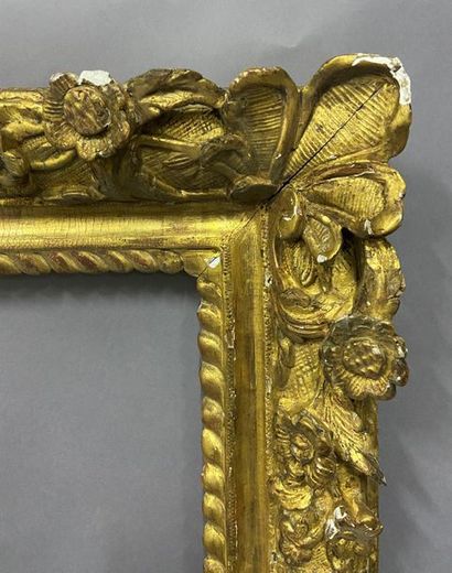 null Carved and gilded wooden frame with corner decoration of flowers and fleur-de-lys

Late...