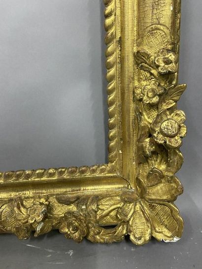 null Carved and gilded wooden frame with corner decoration of flowers and fleur-de-lys

Late...