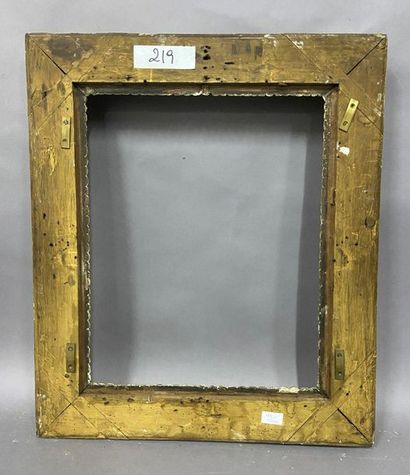 null Carved and gilded wooden frame with corner decoration of flowers and fleur-de-lys

Late...