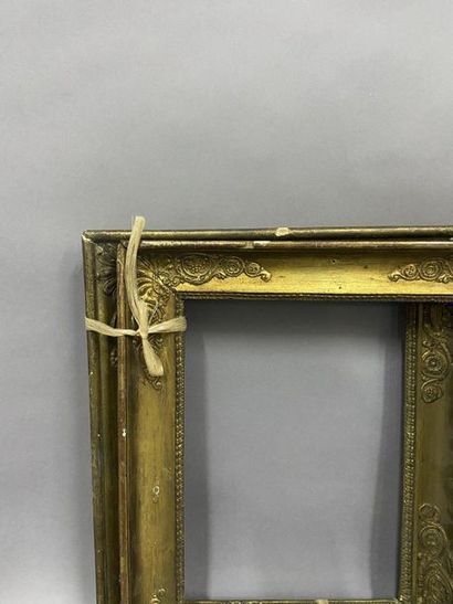 null Set of two wooden and gilded paste frames with palmette decoration

Restoration...