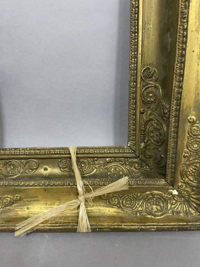 null Set of two wooden and gilded paste frames with palmette decoration

Restoration...