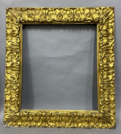 null Sculpted and gilded lindenwood frame with an upside-down profile and rich acanthus...