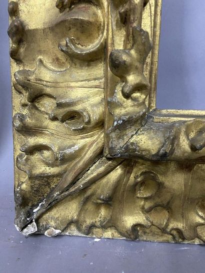 null Cadre en tilleul sculpté et doré à profil renversé à riche décor d'acanthes

Bologne,...