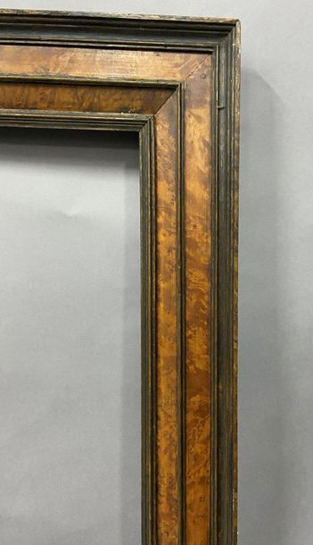 null Cadre en bois mouluré et placage de loupe

Style hollandais XVIIème, XXème siècle

47...