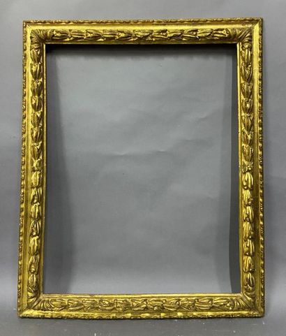 null Sculpted and gilded fir wood frame with an upside-down profile and a frieze...