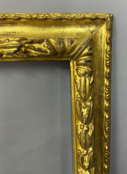 null Sculpted and gilded fir wood frame with an upside-down profile and a frieze...