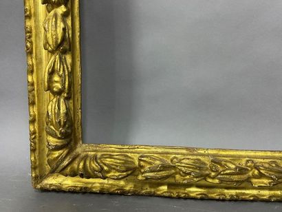 null Sculpted and gilded fir wood frame with an upside-down profile and a frieze...