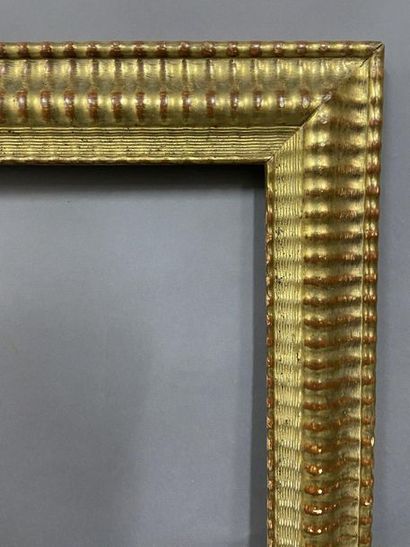 null Grande baguette en bois et stuc doré à décor de guillochés

France, XIXe siècle

80...