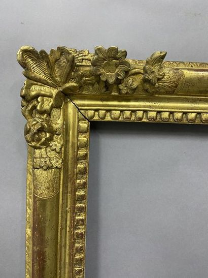 null Sculpted and gilded oak frame, decorated with flower and fleur-de-lys corners...
