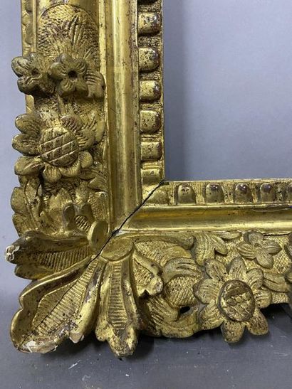 null Sculpted and gilded oak frame, decorated with flower and fleur-de-lys corners...