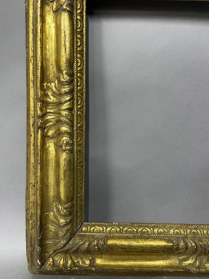 null Moulded and gilded lindenwood frame with an upside-down profile and acanthus...
